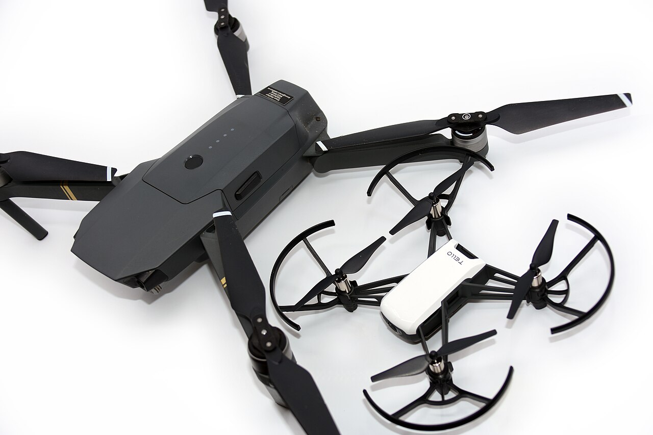 DJI Tello käes — väike ja kerge