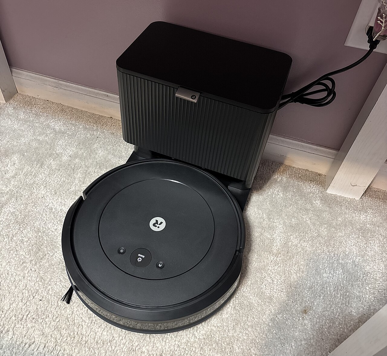 Ecovacs Omni 9X dokk ja Tineco S7 Pro Slim käsivaakum kõrvuti