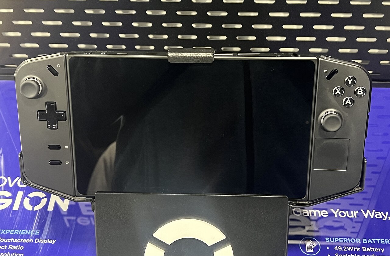 Lenovo Legion Go käsikonsool koos eraldatud kontrolleritega